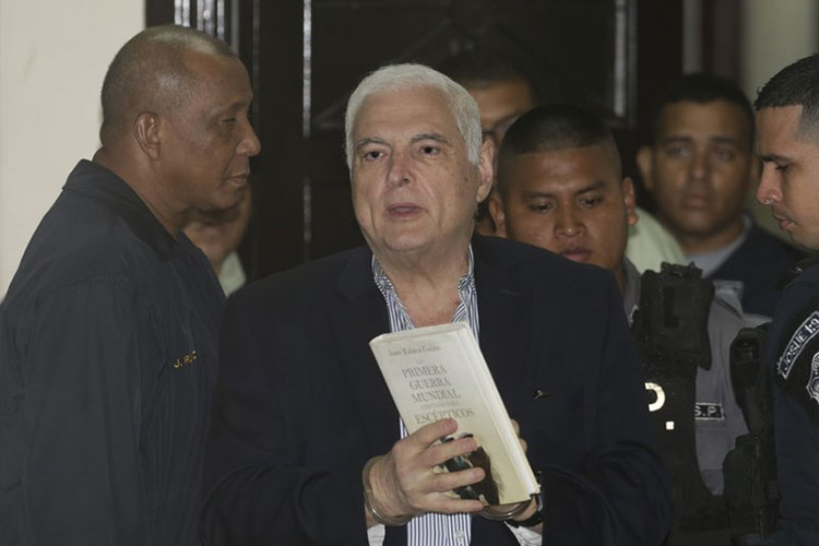 Panamá: trasladan a expresidente Martinelli a un hospital