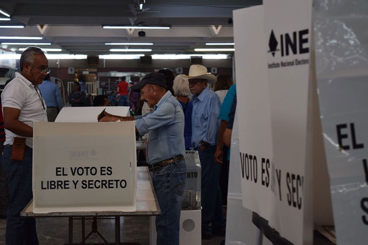 Abarrotan la central de autobuses para votar