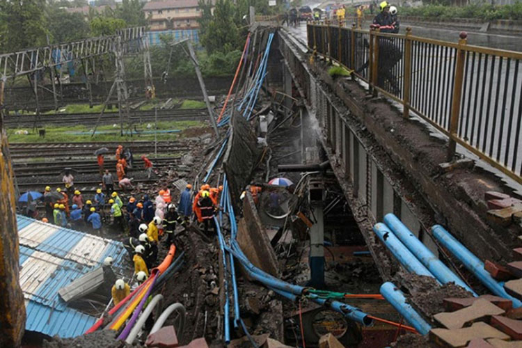 Se desploma puente peatonal en Mumbai; hay 5 heridos