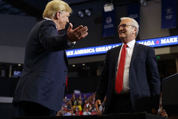 Trump dice que republicanos se burlan de hermanos Koch