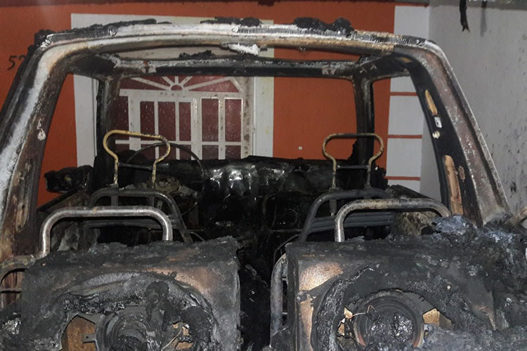 Incendian vehículo de activista Julio Peraza en Nayarit