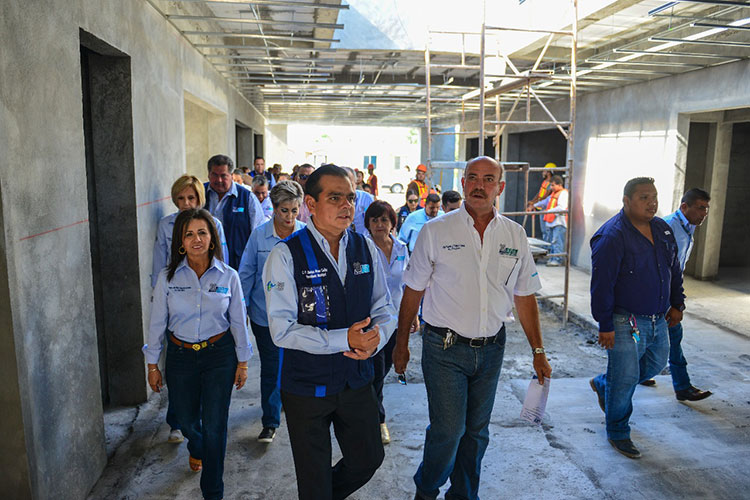 Constata Enrique Rivas avance de un centro médico y adecuación vial