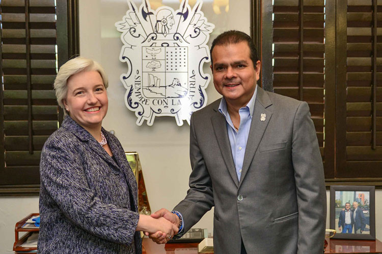 Recibe alcalde la visita de la cónsul Kathryn L. Flachsbart