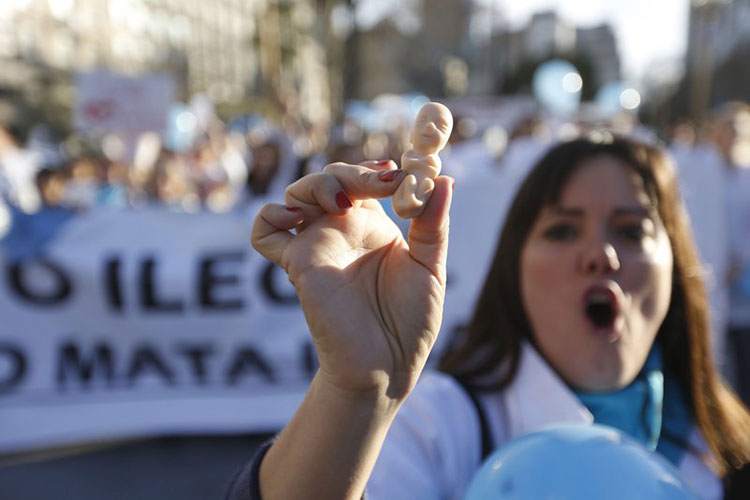 Sector de médicos argentinos arremete contra proyecto aborto