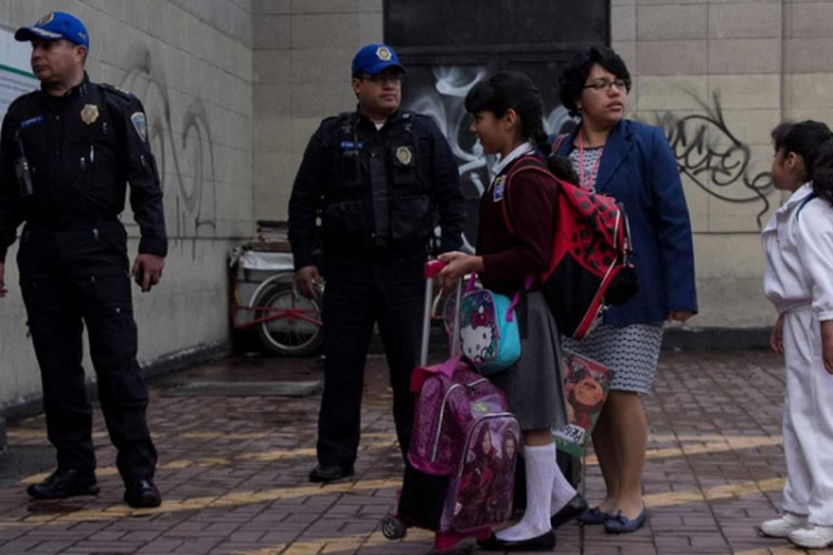 Alumnos de 52 escuelas inician ciclo escolar en sedes alternas