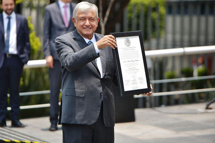 AMLO ofrece respeto a los otros poderes