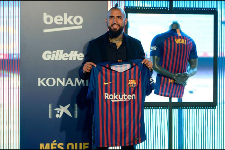 Arturo Vidal firma contrato con el FC Barcelona