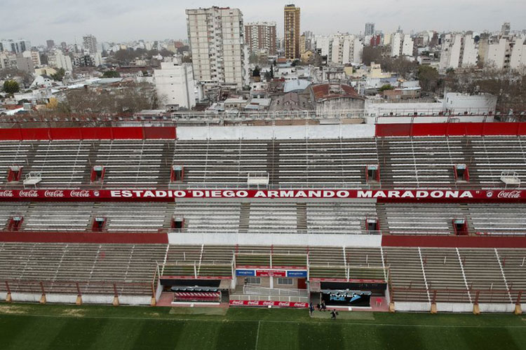 Auspicio a estadio donde debutó Maradona desata polémica