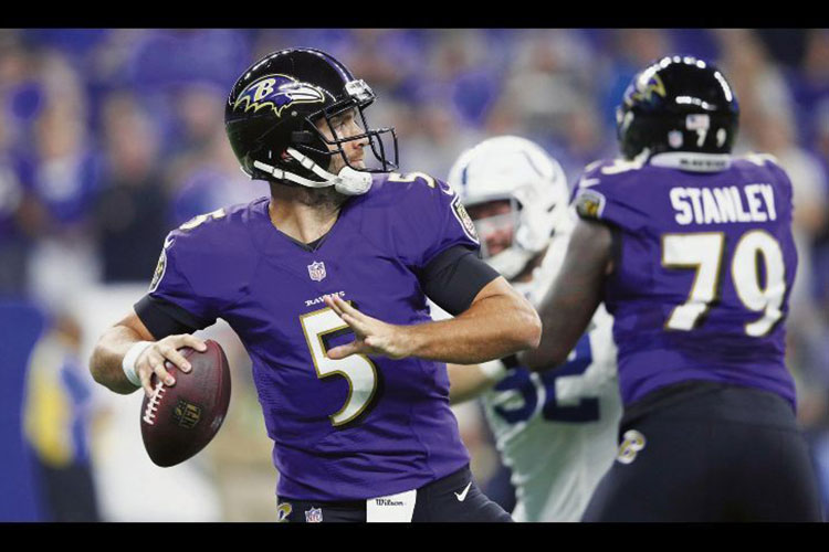 Ravens sacan apretada victoria