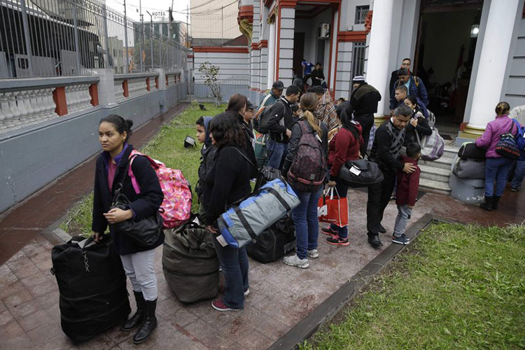 Perú: Migrantes regresan a Venezuela en aerolínea estatal