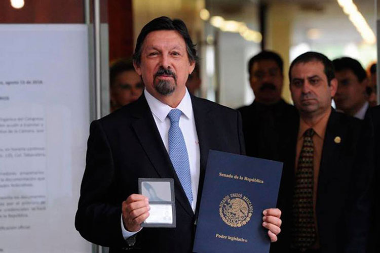 Napoleón Gómez Urrutia se registra como senador