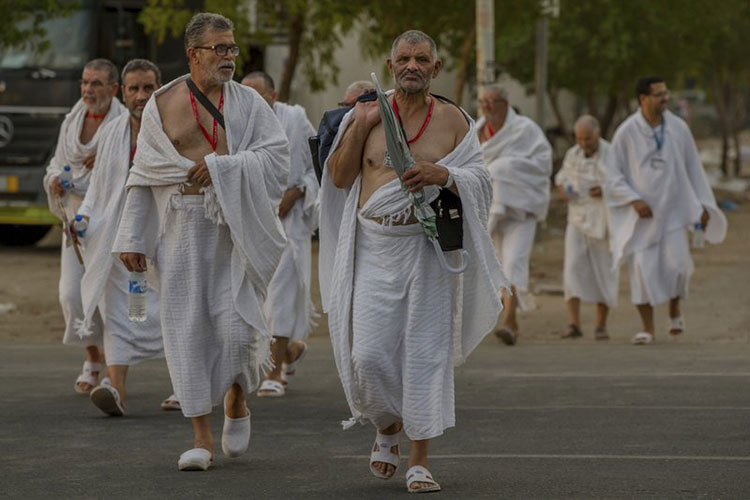 Peregrinos se reúnen en Monte Arafat en la cúspide del haj
