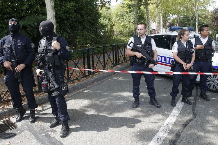 Hombre mata a familiares; Francia no ve lazos con terrorismo