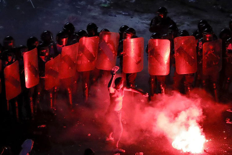 Rumania: Violencia en protesta deja decenas de heridos