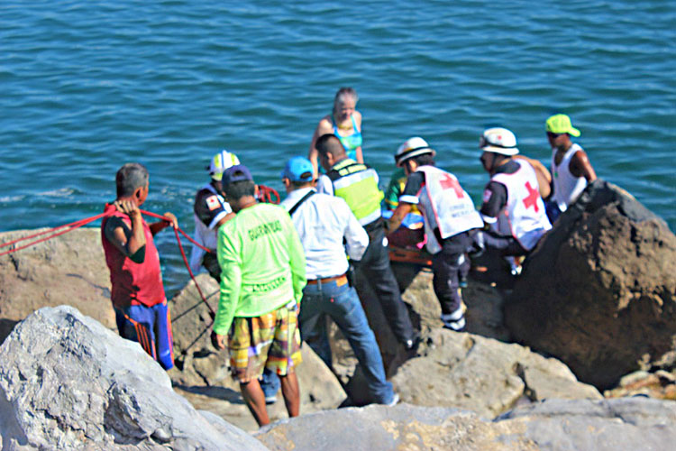 Complicado rescate de una mujer en las escolleras de playa Miramar