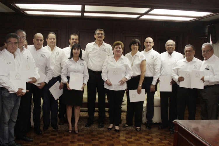Entrega Rector nombramientos a secretarios de la UAT