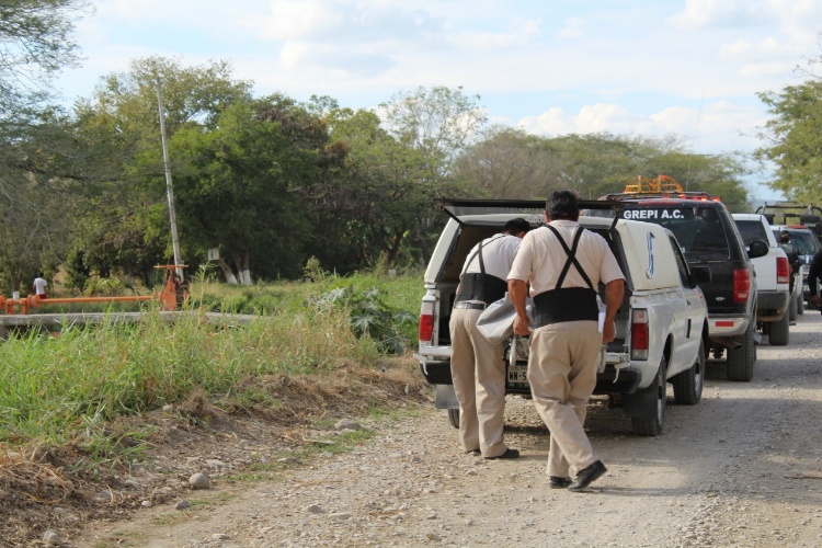Mueren dos al caer camioneta a canal