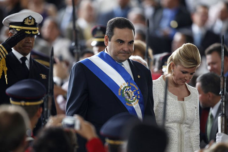 Expresidente salvadoreño confiesa que desvió fondos públicos