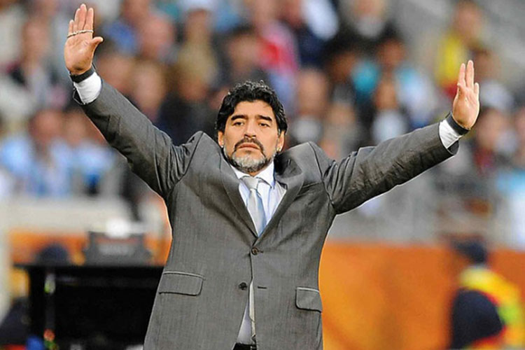 El contrato de Maradona le permite tener dos puestos