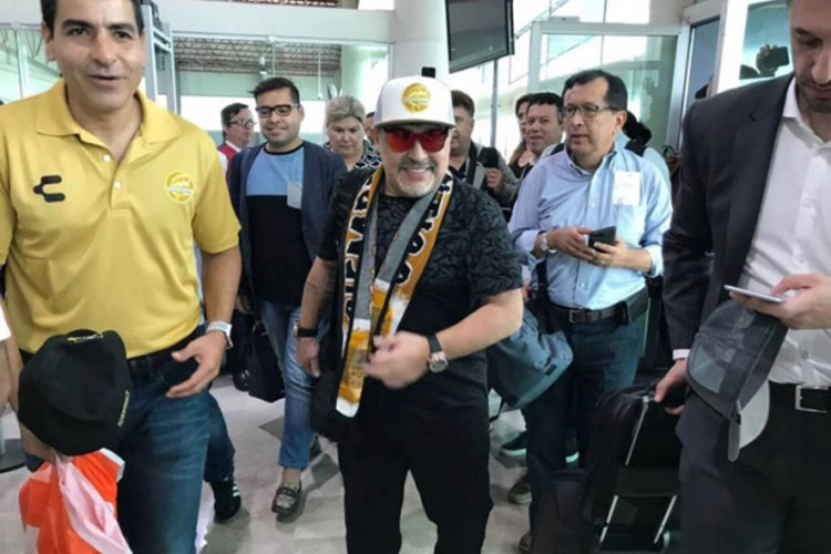 Maradona llega a Culiacán y causa alboroto