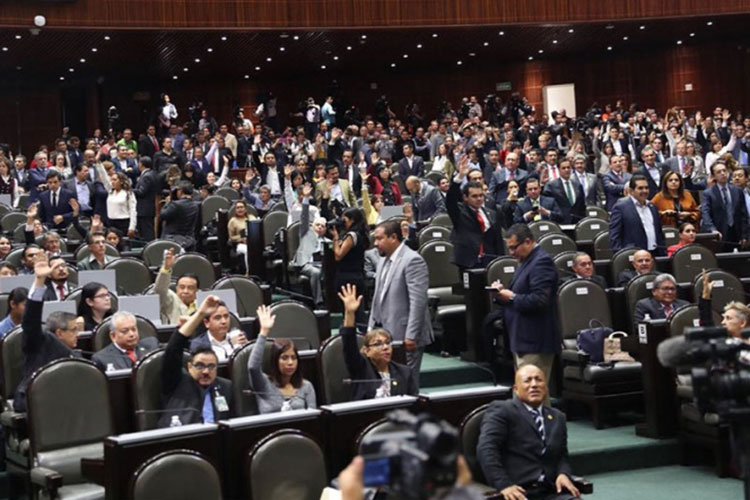 Diputados aprueban ley para bajar sueldos a servidores públicos