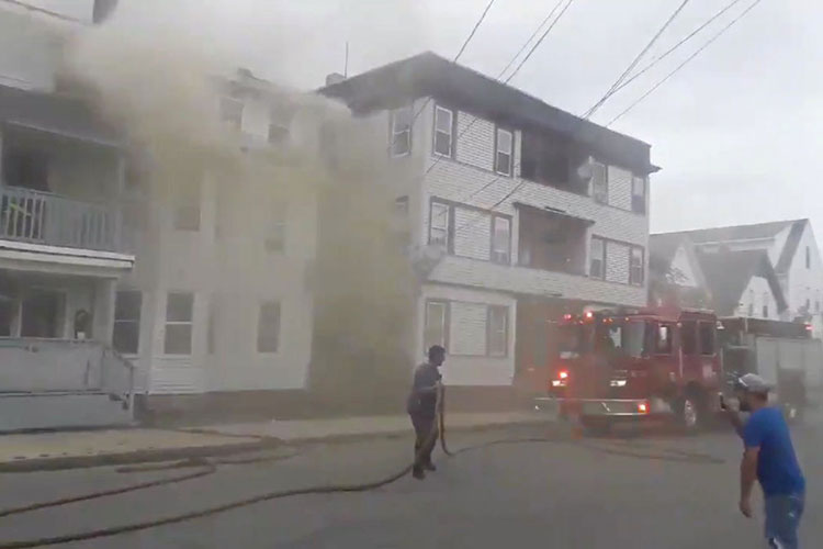 Explosiones afectan a casas y edificios en Boston