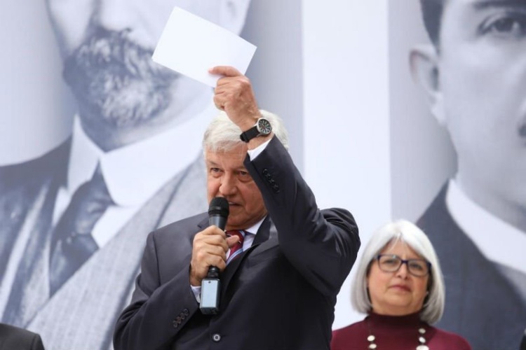 AMLO lanzará en diciembre licitaciones para extraer petróleo