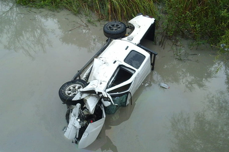 Chofer acaba con su vida al chocar contra un puente