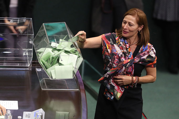Ante rebatiña, emite Morena convocatoria para comisiones