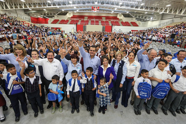 Entrega alcalde más de 77 mil mochilas con útiles y uniformes