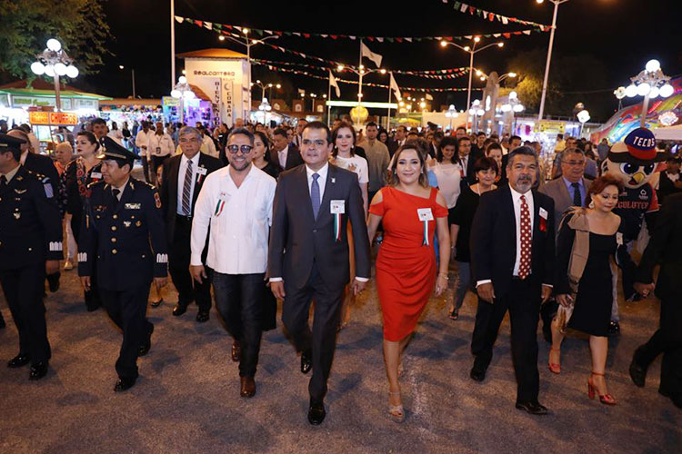 Inicia fiesta del pueblo; alcalde corona a Sissi I