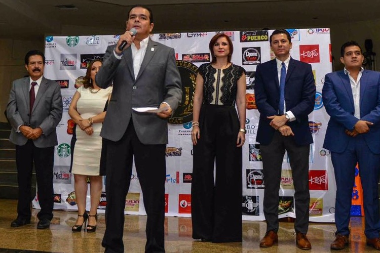 Da bienvenida Enrique Rivas a cientos de nuevos universitarios