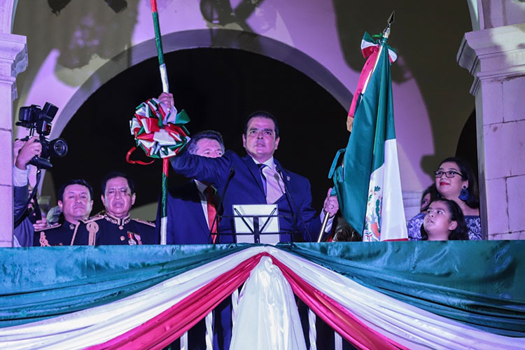 Festejan miles de neolaredenses Grito de Independencia de México