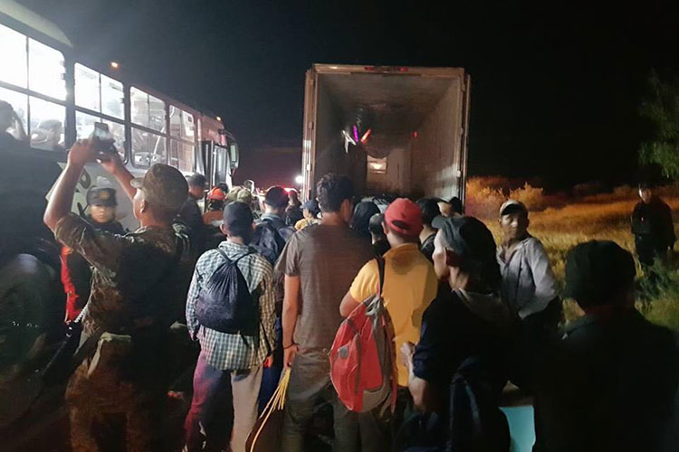 Sobreviven 119 migrantes en caja de tráiler en límites con NL y Tamaulipas