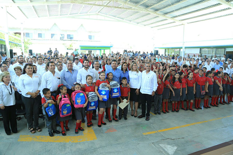 Gobernador pone en marcha programa “Con mis Útiles a la Escuela”