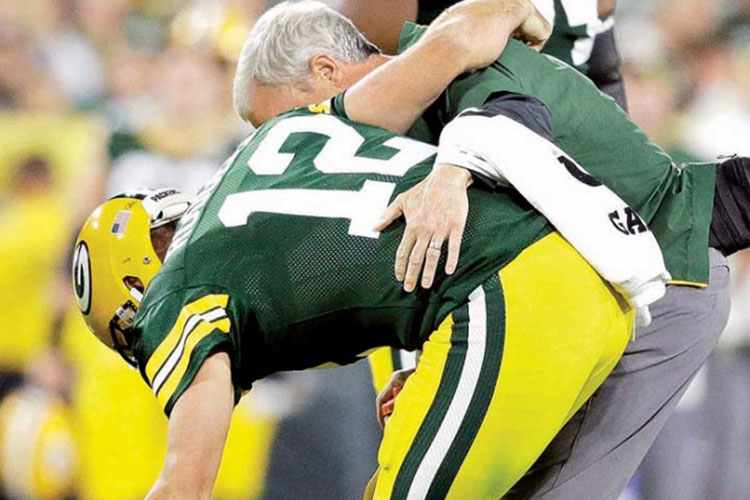 Aaron Rodgers soporta el dolor