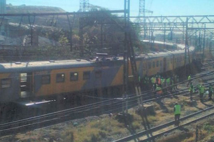 Sudáfrica: choque entre dos trenes causa 100 heridos