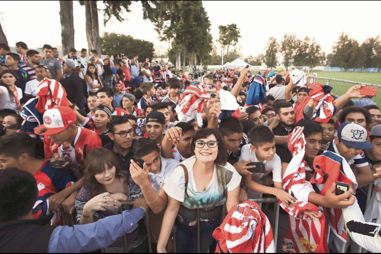 Chivas se aleja del pueblo