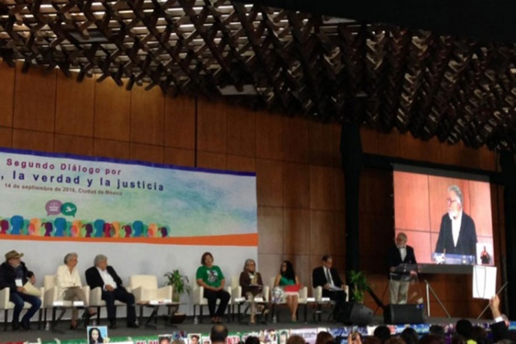 Familias exigen justicia en foro por la paz de López Obrador