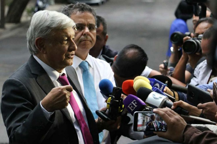 López Obrador se reúne con el gobernador del Banco de México