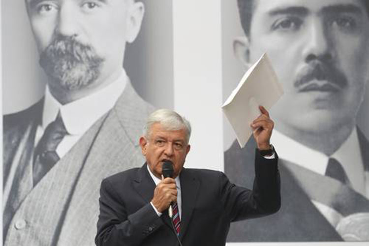AMLO verá a padres de los 43 el 26 de septiembre