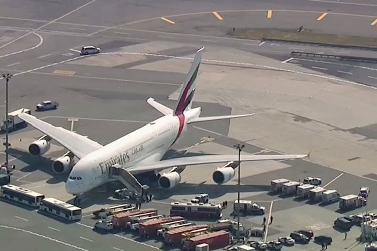Ordenan cuarentena a avión de Emirates tras llegar a NY