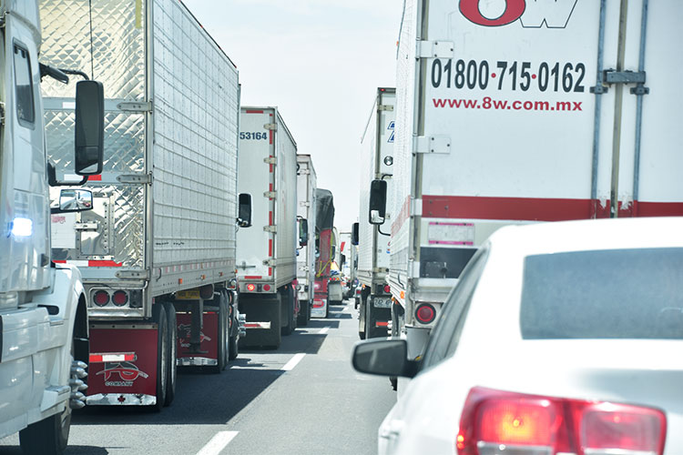 ‘Estacionan’ autotransporte de carga por falta de choferes