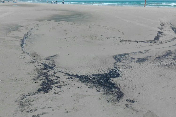 Fuga de gas y chapapote ‘navegan’ en Playa Miramar