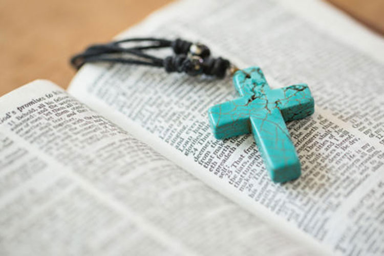 Acusan a gobierno chino de destruir cruces, quemar biblias