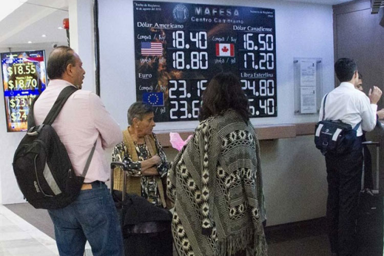 Abre el dólar la semana en menos de $19