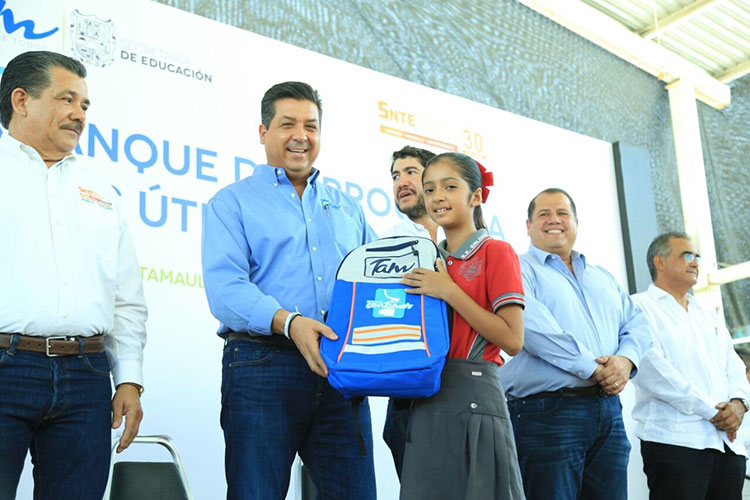 Útiles escolares, gran apoyo para estudiantes: Oscar Almaraz Smer