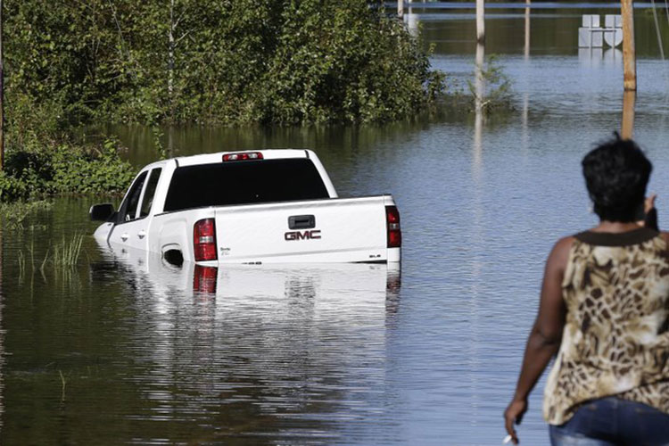 Entregan suministros en ciudad castigada por Florence