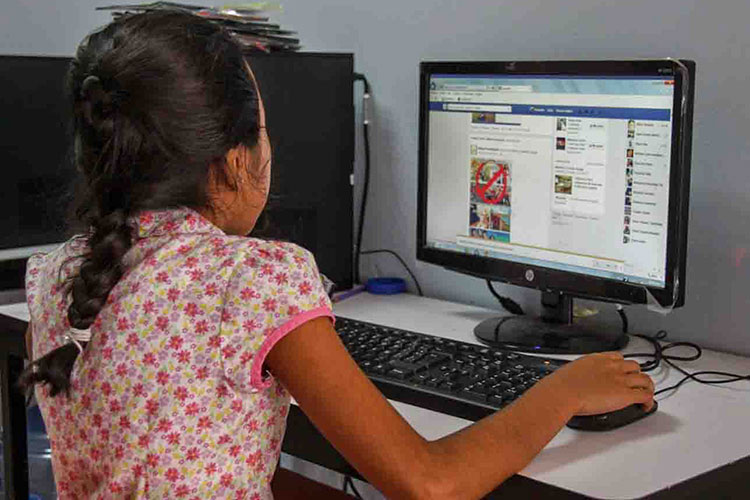 Recomienda vigilar información que llega a menores por internet
