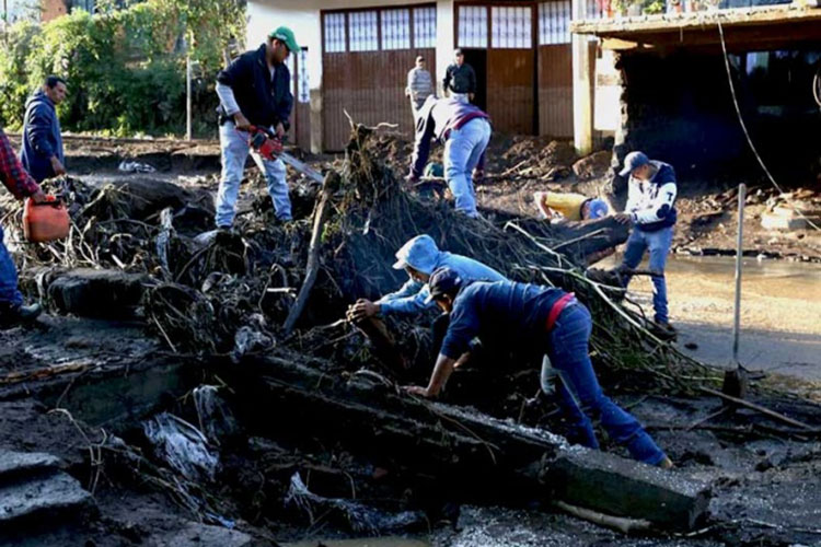 Suman ya 5 muertos por tromba y desborde de ríos en Peribán